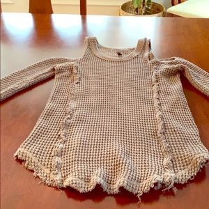 Adorable cold shoulder Elan top.